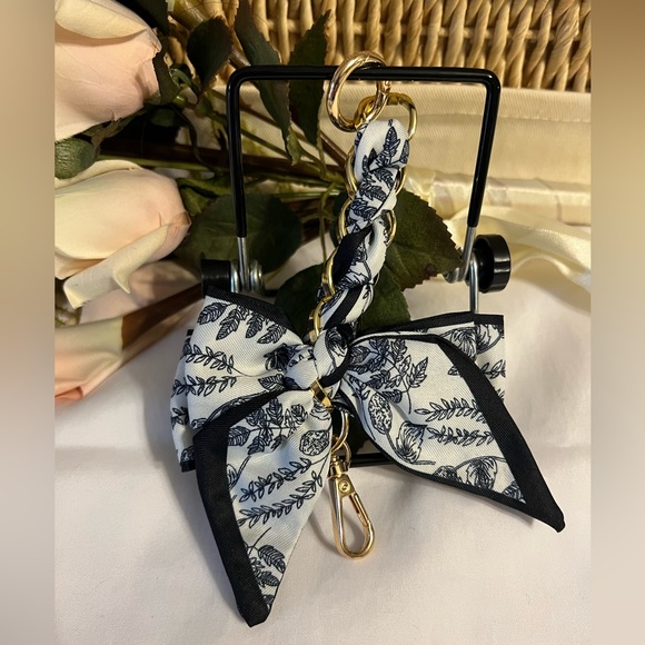 NWOT SILKY SCARF BOW EXTENSION CHAIN - Picture 3 of 3